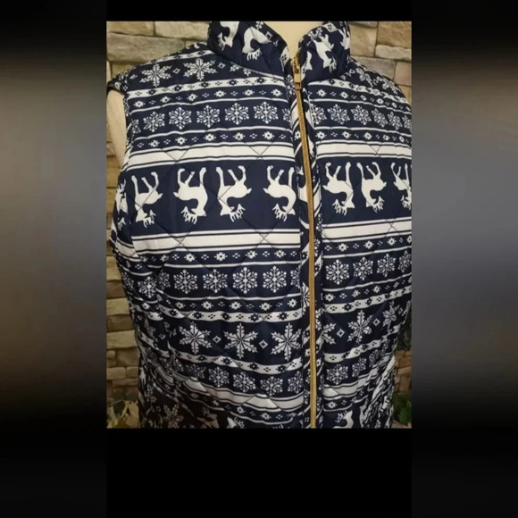 St. Johns Bay Large Reindeer Snowflake Puffer Outdoor Vest‎ - Picture 2 of 9